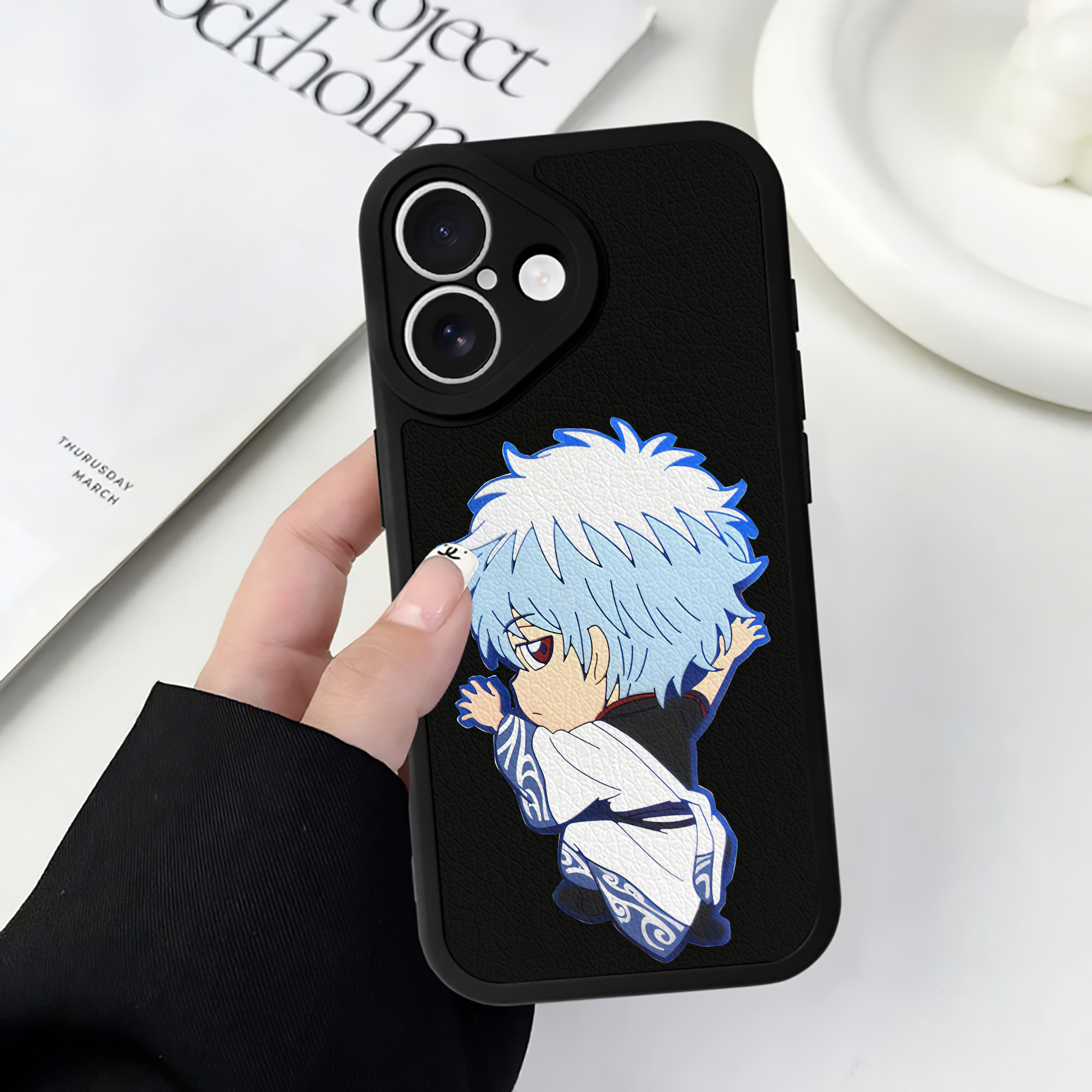 （画像用） ぎんたま 坂田銀時（さかたぎんとき） 神楽 志村新八（しむら しんぱち） GINTAMA Sakata Gintoki Kagura Shimura Shinpachi 【iPhone 16シリーズ対応】シリコンスマホケース（レザー調） 材質：シリコン